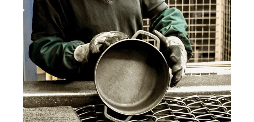 職人に作られている鍋の画像