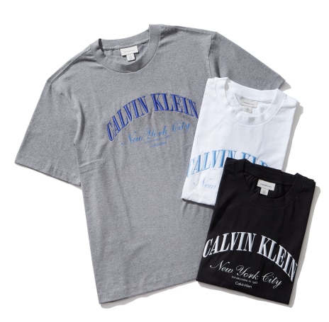〈カルバンクライン〉Tシャツのスタイリング写真
