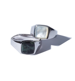 〈トムウッド〉リングを合わせたスタイリング写真