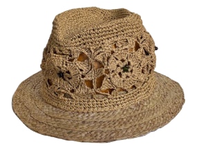 〈ビザール〉ハットのスタイリング写真