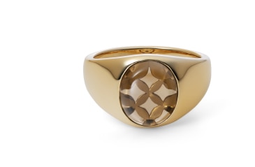 〈カデンシア＆コンシェル〉シグネットリングの装着イメージ