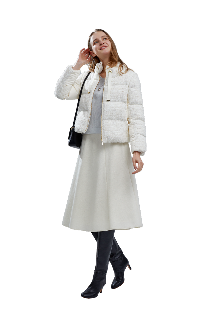 白いコートと白いスカートを着た女性の写真