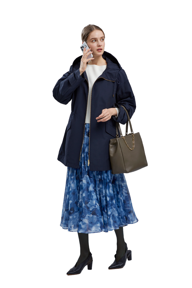 黒いコートを着た携帯電話で通話をする女性の写真