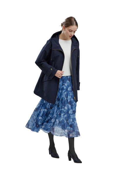 黒いコートを着た女性の写真