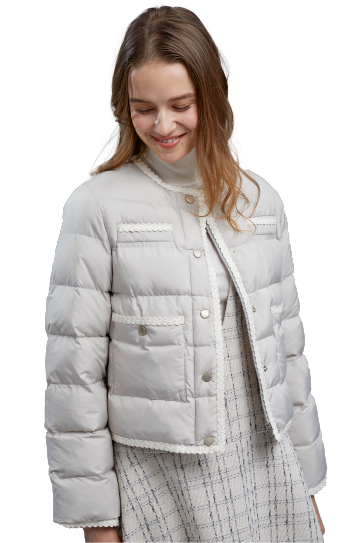 白いコートと白いワンピースを着た女性のコート部分をアップにした写真