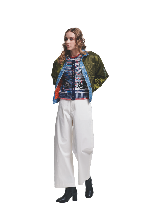 カーキ色のコートを着た女性の写真