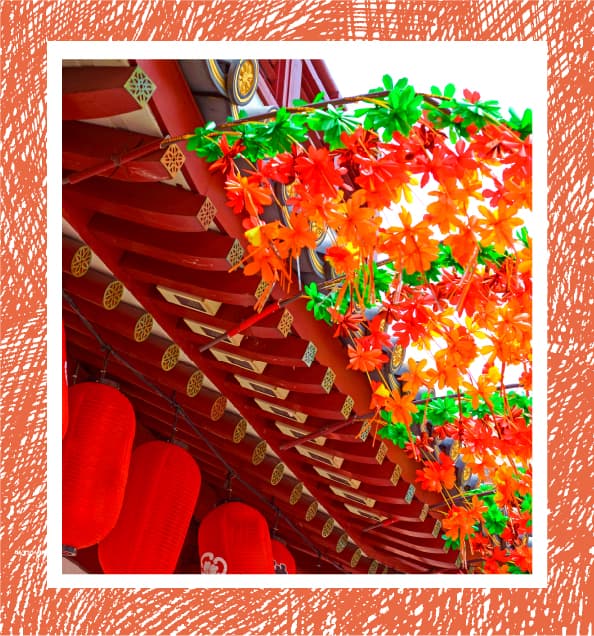 赤い日本建築の軒下の写真