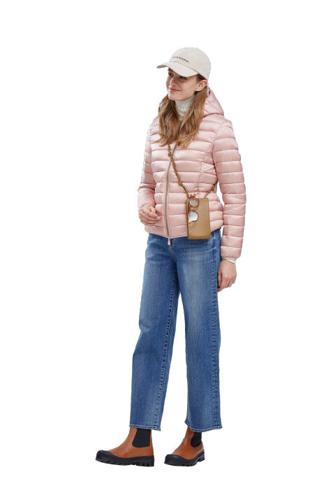 ピンクのコートとデニムのズボンを着た女性の写真