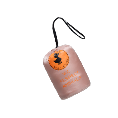 ピンク色のコートを入れるポーチ