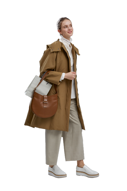 茶色いコートを着た、紙袋をたくさん持った女性の写真