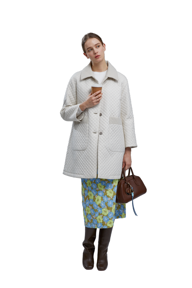 白いコートを着た女性の写真