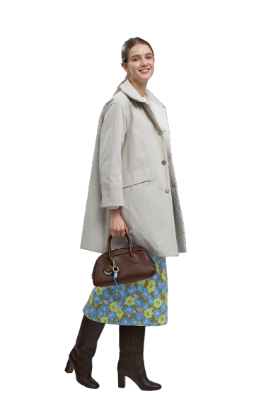 白いコートを着た女性の写真