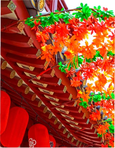 赤い日本建築の軒下の写真