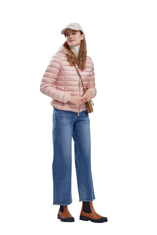 ピンクのコートとデニムのズボンを着た女性の写真