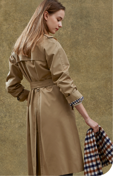 〈アクアスキュータム〉コートとパンツの画像