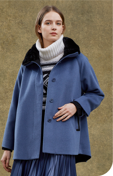 〈コムサプラチナ〉コートの画像