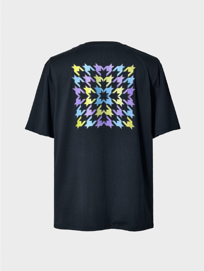 PHOTOCHROMIC & TACTILE T-SHIRTSの画像　ブラック背面　太陽にあたった際に、グラフィックの色が変化