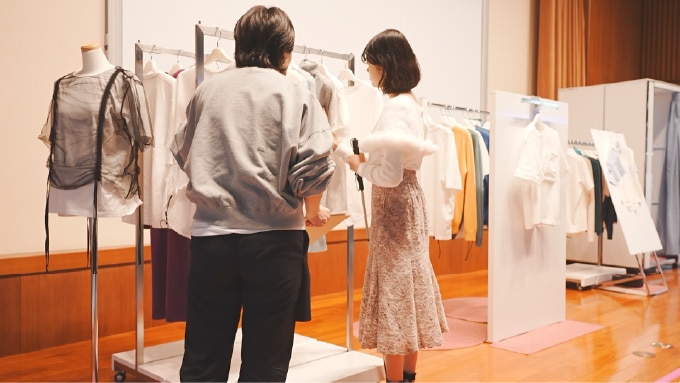 売場をイメージした会場で、購入や接客のロールプレイングをする様子。