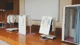 売場をイメージした会場の様子。さまざまな什器や試着室がセッティングされている。