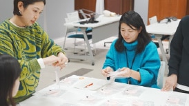 香りと言葉で表現した色の名前を、視覚障害者にヒアリングしている様子。
