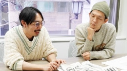 画像　ワークショップでTシャツを手に取り確認している様子　画像おわり