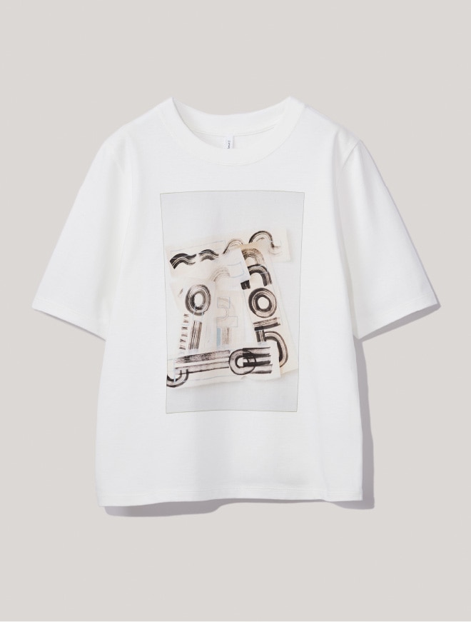 画像　リー イズミダ氏の抽象的なアート作品をプリントした白いカットソー　画像おわり