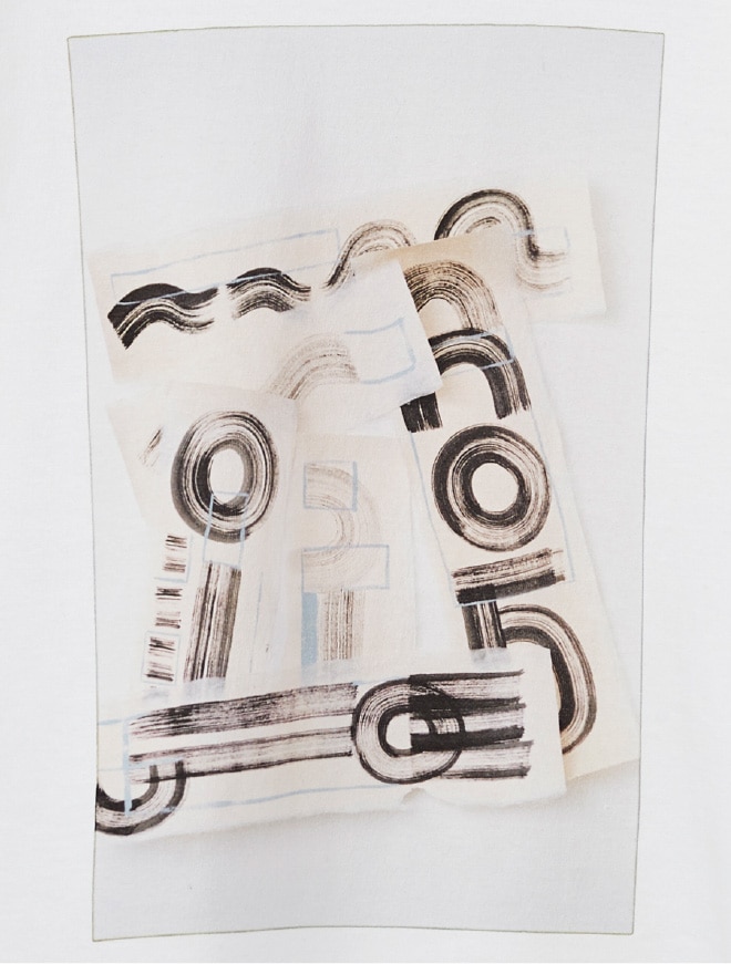 画像：音、波、光をテーマにした抽象的なアート作品のフォトプリントをあしらったカットソーのアップ　画像おわり