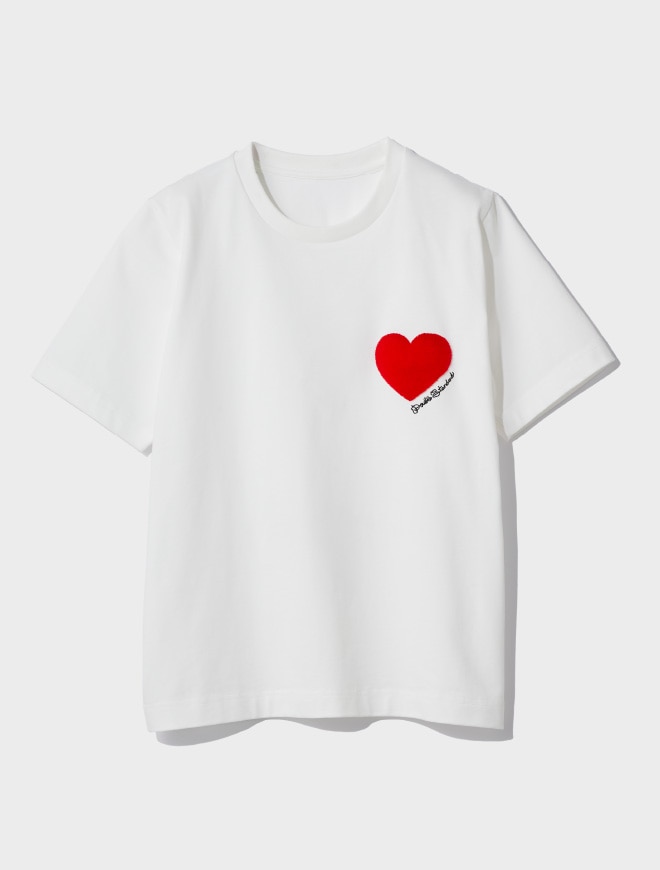 画像：立体的なハートモチーフが付いたホワイトのカットソー正面　画像おわり