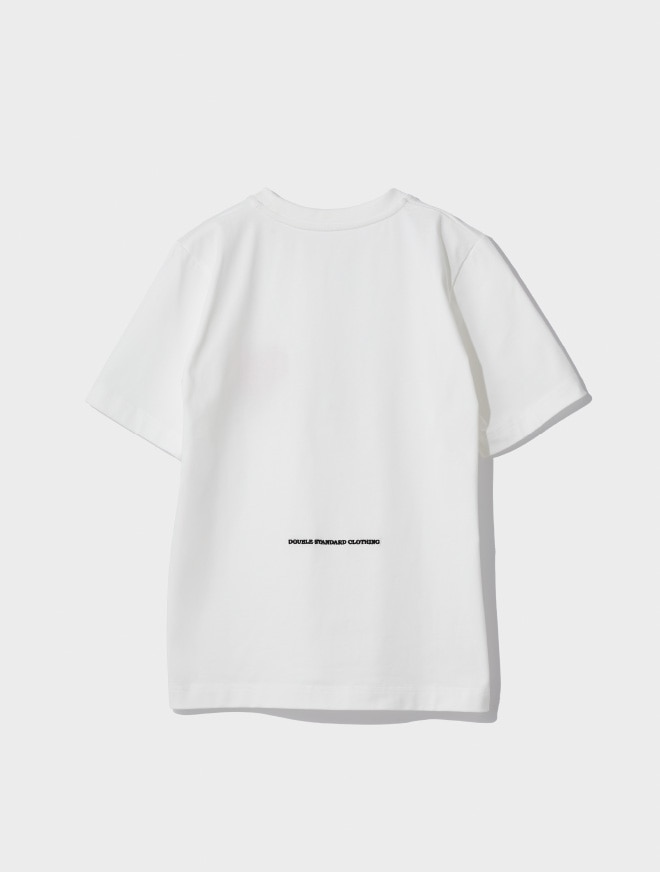 画像：立体的なハートモチーフが付いたホワイトのカットソー背面　画像おわり