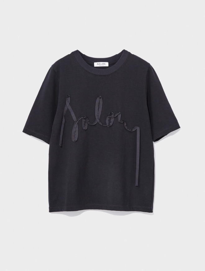 画像：リボンテープ刺繍のブラックのカットソー正面　画像おわり