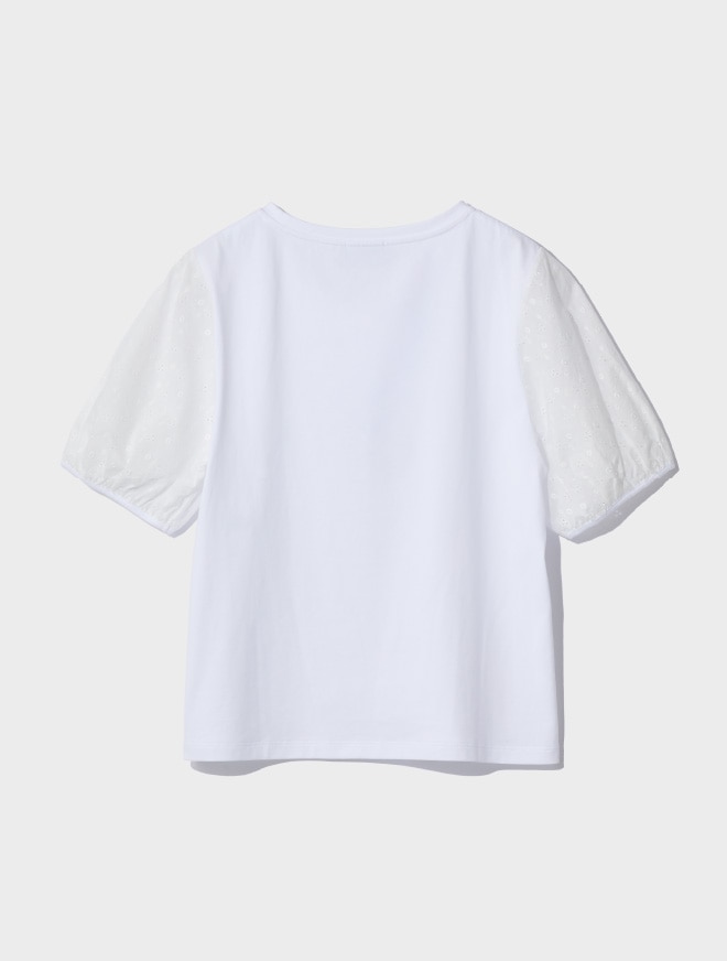 画像：カットワークレースをあしらったホワイトのカットソー背面　画像おわり