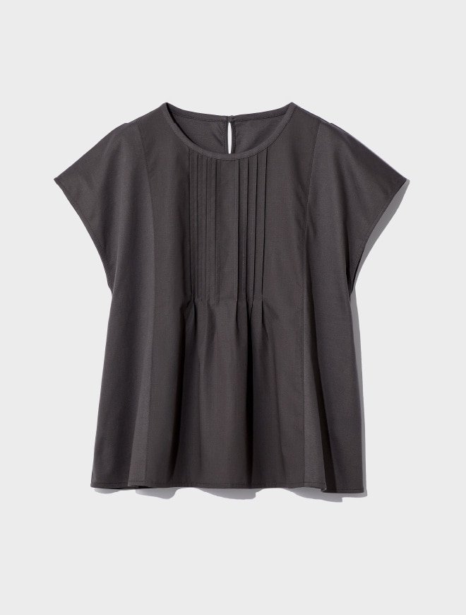 画像：ピンタックを配したカーキのカットソー正面　画像おわり