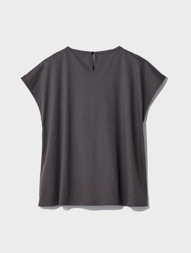 画像：ピンタックを配したカーキのカットソー背面　画像おわり