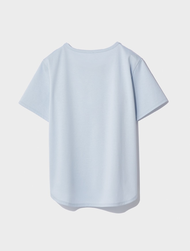 画像：アシンメトリーなタックが入ったサックスのカットソー背面　画像おわり