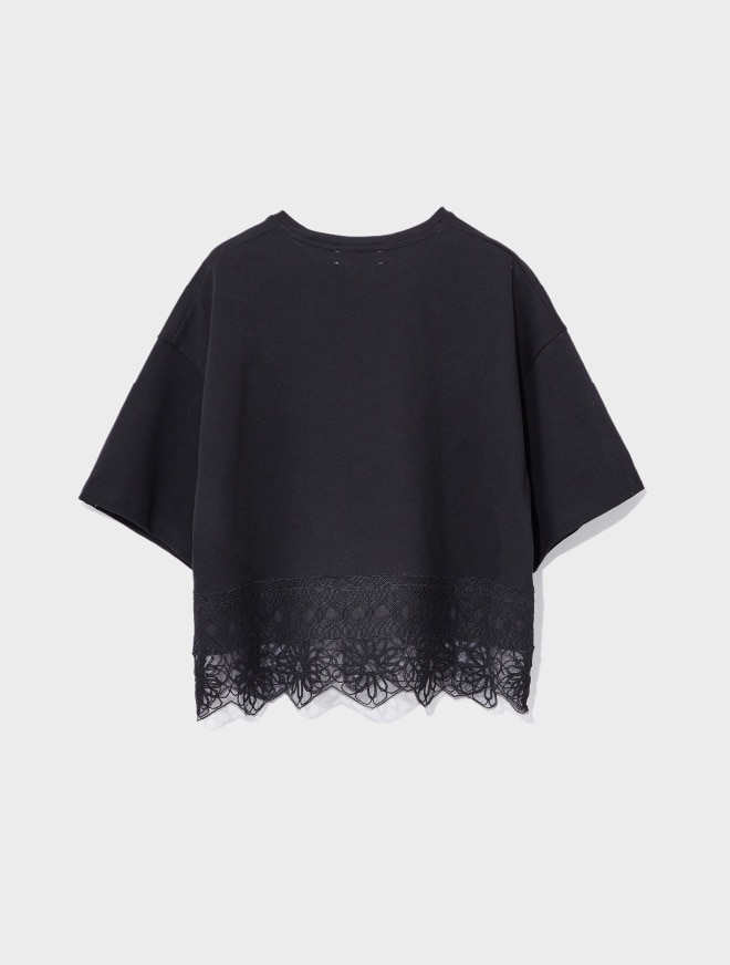 画像：裾にオリジナル刺繍を施したブラックのカットソー背面　画像おわり