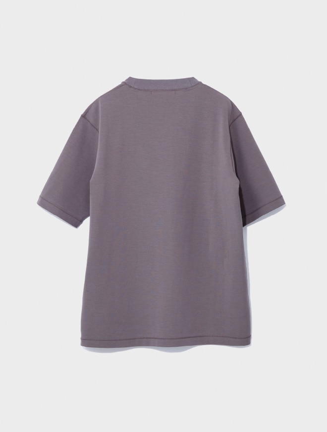 画像：襟ぐりリブが特徴のカットソー背面　画像おわり