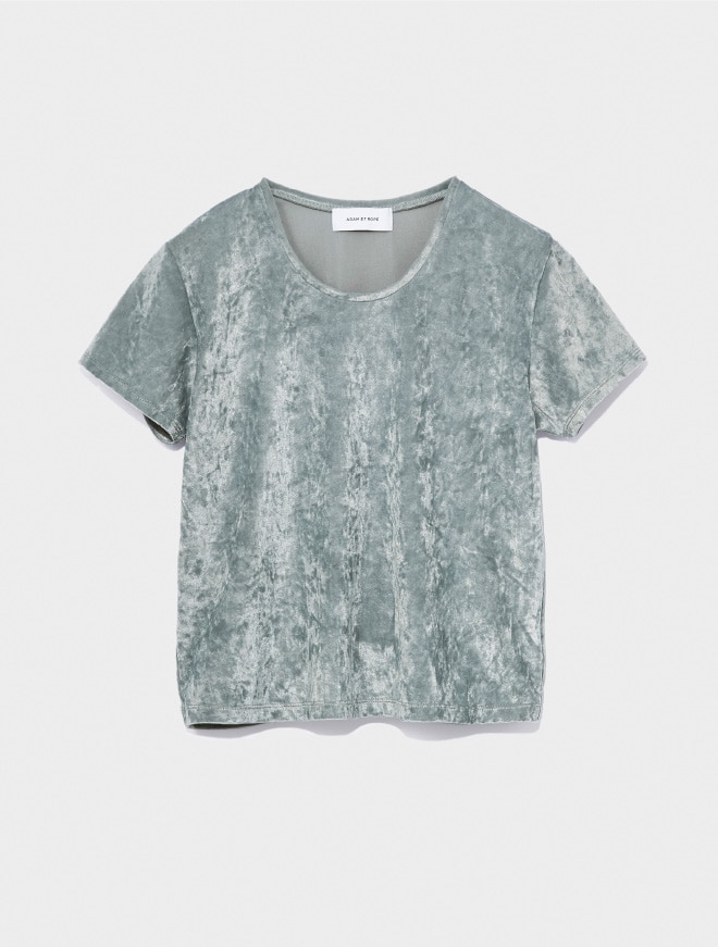 画像：光沢感のあるベロア素材のブルー系のカットソー正面　画像おわり