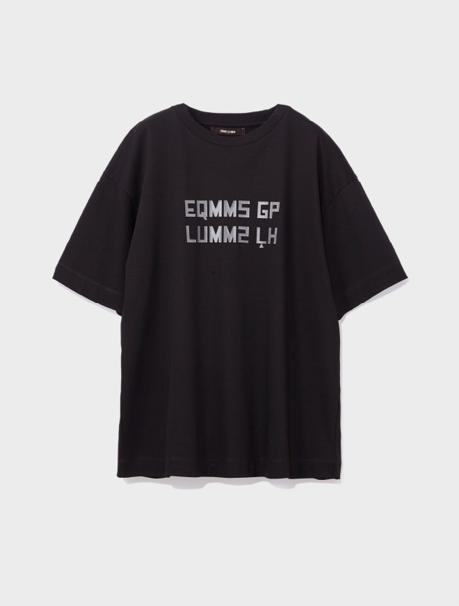 画像：光に反射するプリントを施したブラックのカットソー正面　画像おわり