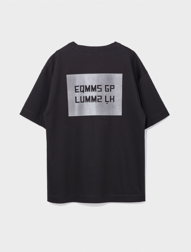 画像：光に反射するプリントを施したブラックのカットソー背面　画像おわり