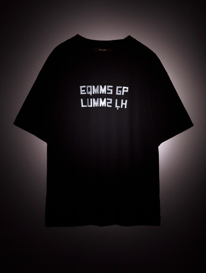 画像：暗闇の中プリントが反射する　画像おわり