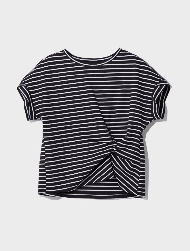 画像：前身頃にねじりを加えたブラック×ホワイトのカットソー正面　画像おわり