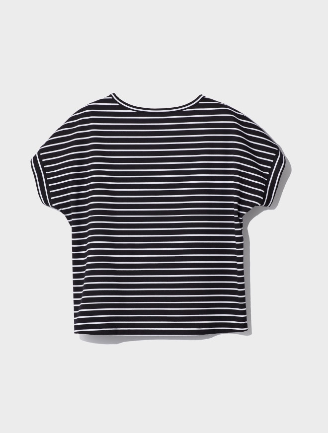 画像：前身頃にねじりを加えたブラック×ホワイトのカットソー背面　画像おわり