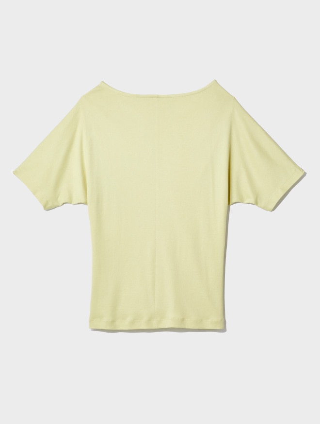 画像：ネックラインにドレープのあるオリーブのカットソー背面　画像おわり