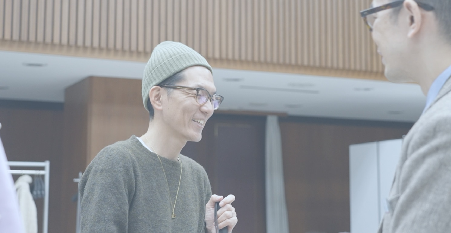 画像：ブラインド・コミュニケーターと高島屋バイヤーがカットソーについて話している　画像おわり