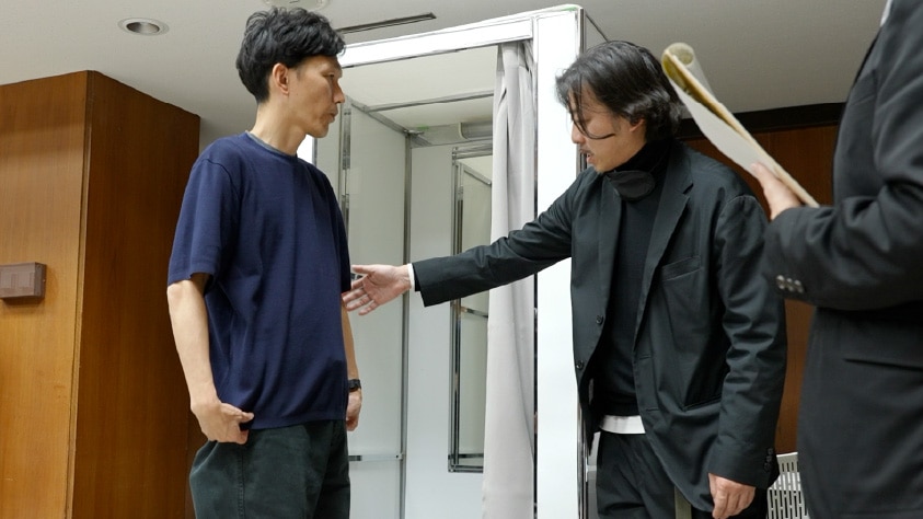 画像：ブラインド・コミュニケーターがTシャツを試着している様子　画像おわり