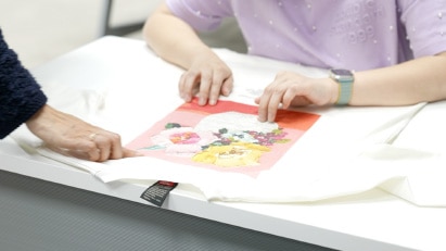 画像：実際にカットソーを触っている様子　画像おわり