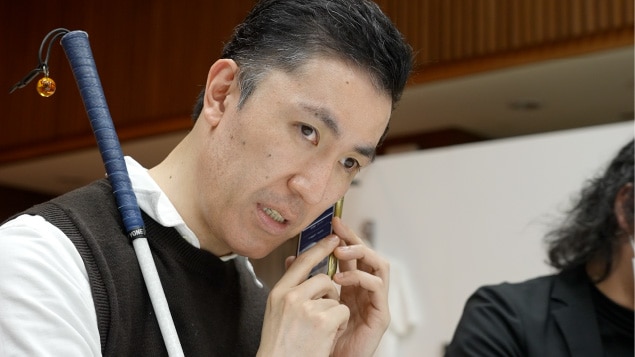 画像：参加者がスマートフォンでWEBサイトの読み上げ機能を検証している様子　画像おわり