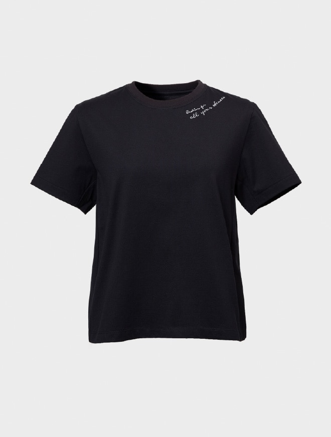 画像:首元に刺繍が入ったカットソー 画像おわり