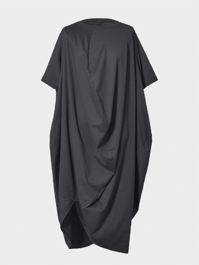 画像:ドレープシルエットのブラックのカットソー正面 画像おわり