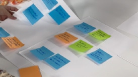 画像:視覚障がい体験からの気づきやアイデアを、付箋紙にまとめている様子。 画像おわり